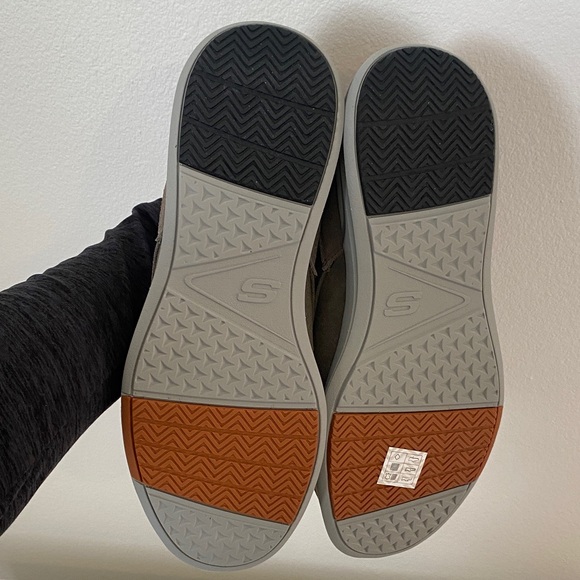 Men's NWOT Sneakers - Picture 3 of 3